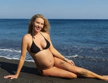 Στα καλύτερά της η Χριστίνα Αλούπη - Με φουσκωμένη κοιλίτσα στην παραλία (φωτό)